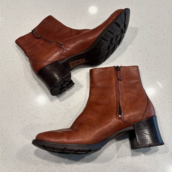 Timberland Leather Heeled Boots, size 10 - Picture 11 of 11